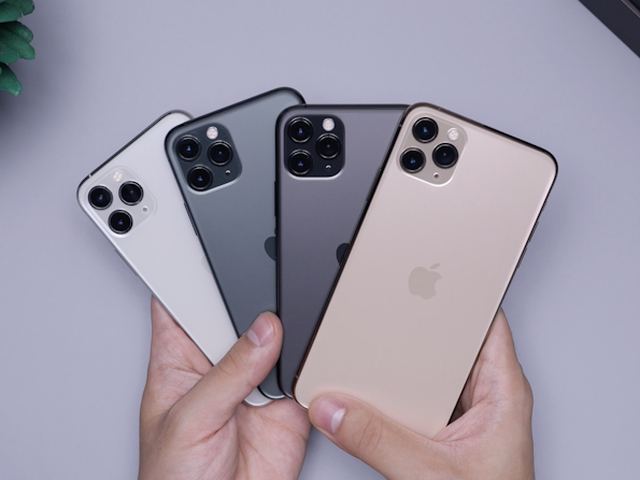 Vier smartphones naast elkaar in de hand gehouden