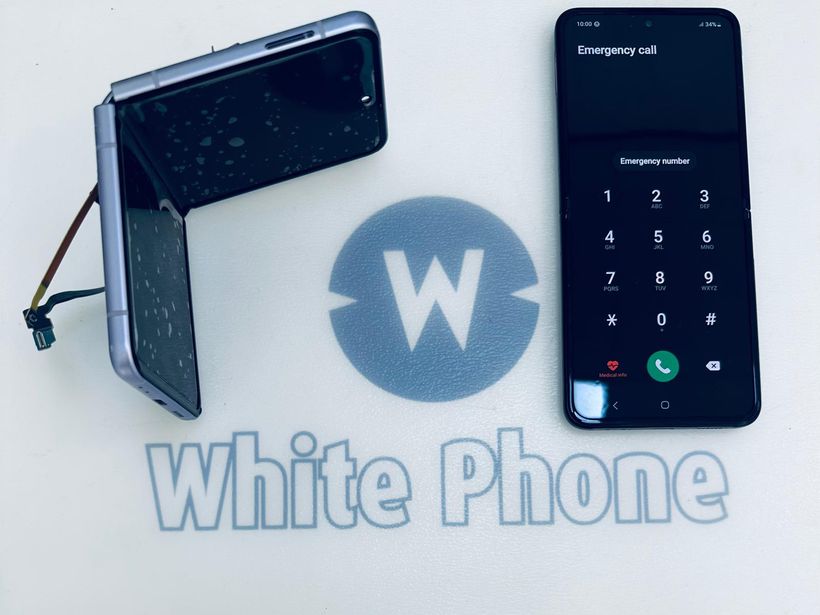 Opengewerkte vouwtelefoon en smartphone op de werkmat van White Phone